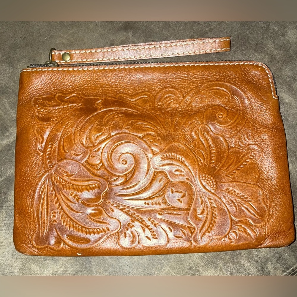 PATRICIA NASH CASSINI TOOLED LEATHER WRISTLET.